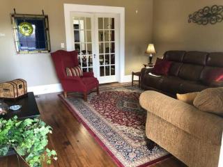 The Farmhouse at Wolfehaven - Asheville - 3