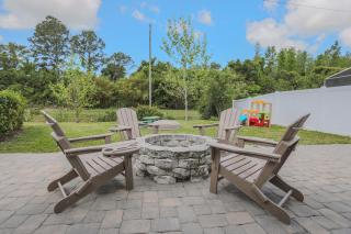 Sunset Poolhouse - Pool, Firepit, Playset, Games - 9