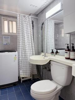 The Full House 10 minutes walk from Hongik University Station 5 single beds and free luggage storage - Seul - 4