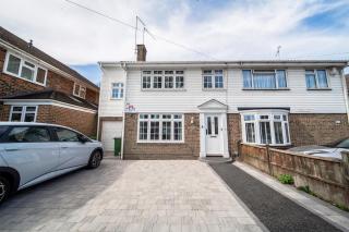 5 Bed Gem plus Private Garden Studio - Rainham - 8