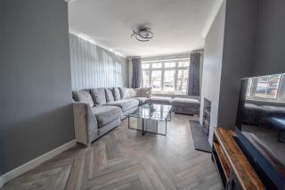 5 Bed Gem plus Private Garden Studio - Rainham - 5