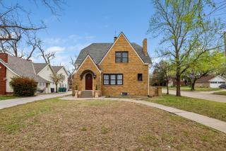 Bilbos Cottage 3 bed 2 and a half bath home in College Hill - Wichita - 0