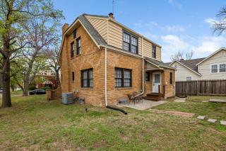 Bilbos Cottage 3 bed 2 and a half bath home in College Hill - Wichita - 4