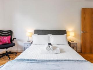Spacious 2BR Flat Near Camden & Kings Cross Tube Pass the Keys - London - 9