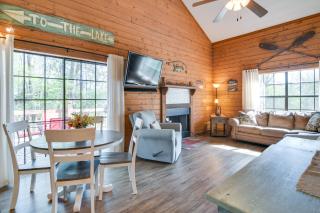 3 Mi to Moonshine Beach Home with Deck and Yard - 3