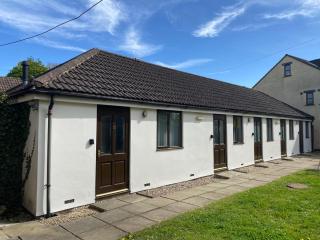 Rooms at the Huntsman Inn - Falfield - 0
