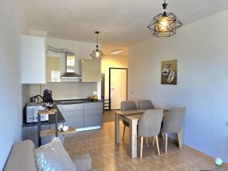 One Bedroom Apartments in Golem 076 - Golem - 6