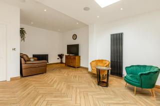 Spacious 3BR Home with Garden & Parking, Ilford - Seven Kings - 8