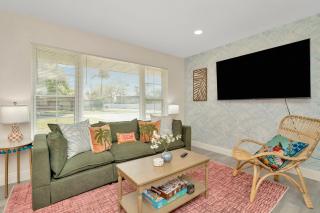 Breezy Pineapple Getaway - Largo - 1