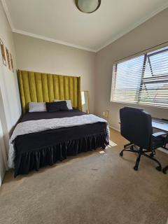Modern En-suite bedroom wPrivate Bath - Vosburg - 1