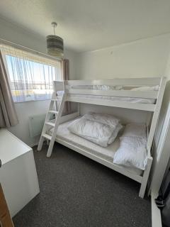 Signature, Scratby - Two bed chalet, sleeps 7, free Wi-Fi, bed linen and towels included, pets welcome and onsite entertainment available - 9