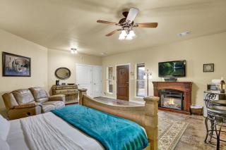 Cozy Bordeaux Station Cabin W Bbq & Hot Tub - Fredericksburg - 0