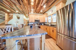 Home with River View and Game Room in Tidioute! - - 4