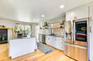 5 Mi to Lake Keowee Stylish Salem Home with Yard! - Salem - 4