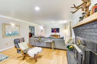 5 Mi to Lake Keowee Stylish Salem Home with Yard! - Salem - 2
