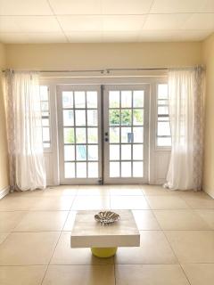 5 mins From Beach, Breezy Bright Room, St James - Saint Michael - 1
