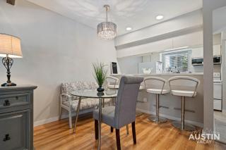 Pool and Rooftop Lounge 1BR 2BA Loft Condo Parking By Austin Vacay - Austin - 9
