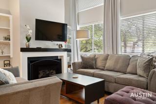 Pool and Rooftop Lounge 1BR 2BA Loft Condo Parking By Austin Vacay - Austin - 3