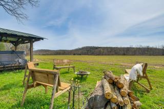 Hot Tub and Creek Views Secluded Perryville Cabin - Perryville - 8