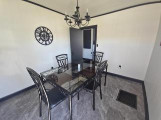 Charming Vintage - New Home Minutes to Downtown Kingston! - Kingston - 4