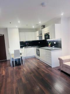 Luxury One Bed in West London - 1
