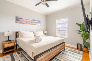 3BR 2BA Walk to Beach Near Ferry - 0