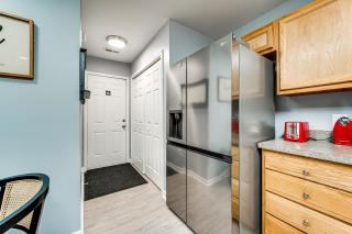 9 Mi to Charlotte Motor Speedway Apt with Deck! - Concord - 2