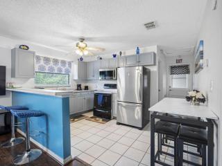 Cozy Family Retreat Spacious Peaceful Escape - Plant City - 1
