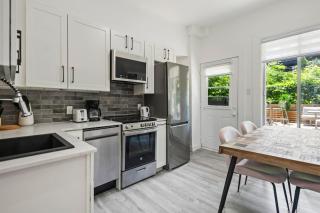 Sophisticated 3BR with Outdoor Retreat - Montréal - 4