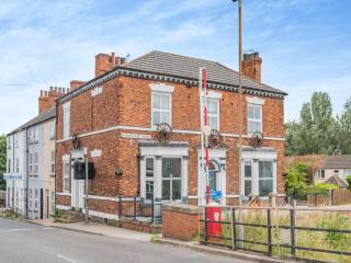 Riverside Georgian House with Hot Tub, Sauna & Parking - Selby - 9