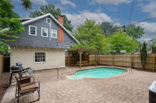 Massive 6 bedroom home with a Pool - Norfolk - 0