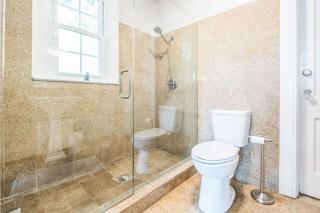 111 Massive 6 bedroom home with a Pool - Norfolk - 2