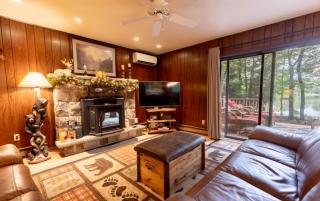 Lakehouse with Boats, MiniGolf, Sauna, HotTub, Swings and Playground! - Pocono Summit - 2