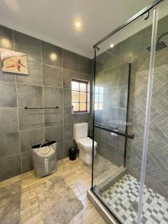 FIG TREE HOUSE Entire holiday home, self catering, 4 bedroom, 2 bathroom, deck and garden - Durban - 6