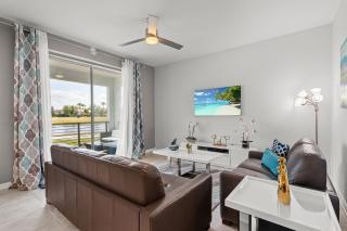 Cozy & Stylish 2BR Condo Prime Storey Lake Spot - 0