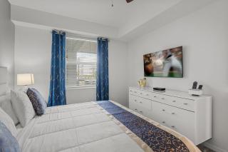 Cozy & Stylish 2BR Condo Prime Storey Lake Spot - 9