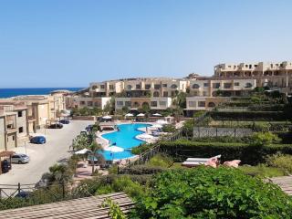 It has a very good looking view for sea and pool - Ain Suchna - 3