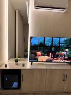 Quiet Studio with Smart Entry Roses - 7