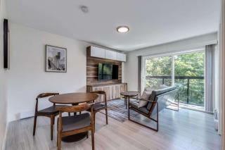 Stylish Escape with Designer Amenities & Everything You Need - Vancouver - 9