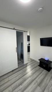 Modern 1BR Apartment 5 Mins to Tube, Free Parking & Sofa Bed - Ealing - 6