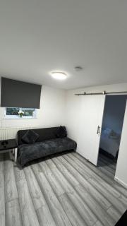 Modern 1BR Apartment 5 Mins to Tube, Free Parking & Sofa Bed - Ealing - 3