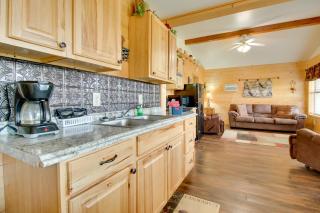 Cabin Getaway in Mountain View with Porch and Grill - Mountain View - 4