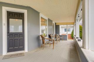 Walk to Dtwn Green Lake Peaceful Getaway with Porch - 9