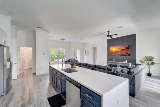 Modern luxe getaway for families near Siesta Key - 9