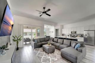 Modern luxe getaway for families near Siesta Key - 5