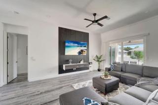 Modern luxe getaway for families near Siesta Key - 4