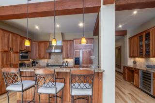 Stylish Condo with Hot Tub and Gym Access - 3