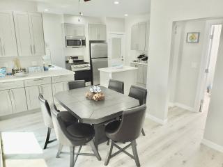 Beach & Bay Retreat - Full of Amenities - Long Beach - 7