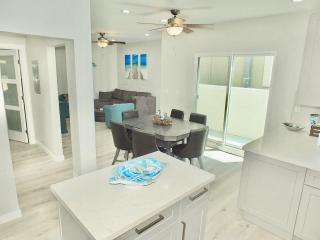 Beach & Bay Retreat - Full of Amenities - Long Beach - 1