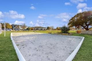 Charming Home with Hot Tub and W and D - 4